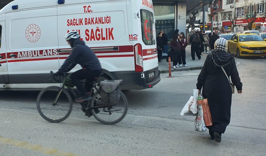 Elektrikli bisiklet ile servis aracı çarpıştı: 1 yaralı