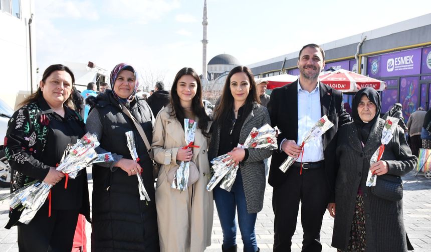 Beylikova’da 8 Mart Dünya Emekçi Kadınlar Günü Dolayısıyla 1000 Çiçek Dağıtıldı