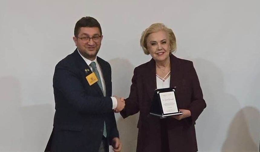 Yılların Eğitimcisi Gönül Gökmeydan’a Gururlandıran Ödül
