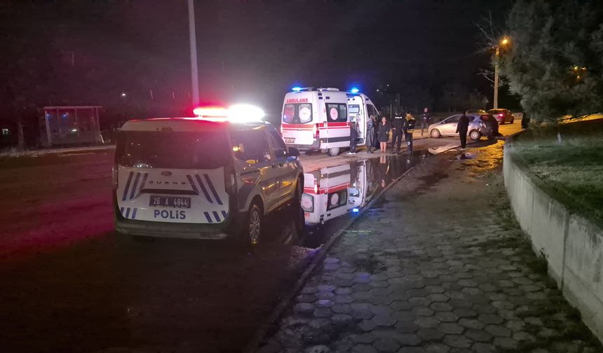 Eskişehir'de Yağmur Kazaya Davetiye Çıkardı: Kontrolden Çıkan Otomobil Duvara Çarptı