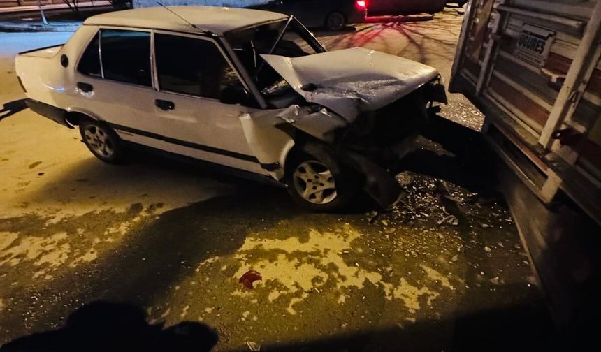 Eskişehir’de alkollü ve ehliyetsiz sürücü park halindeki kamyonete çarptı