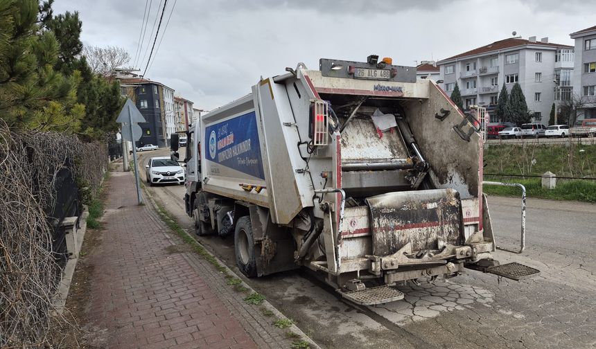 ‘Dur’ Levhasına Uymayan Otomobil Çöp Kamyonuna Çarptı
