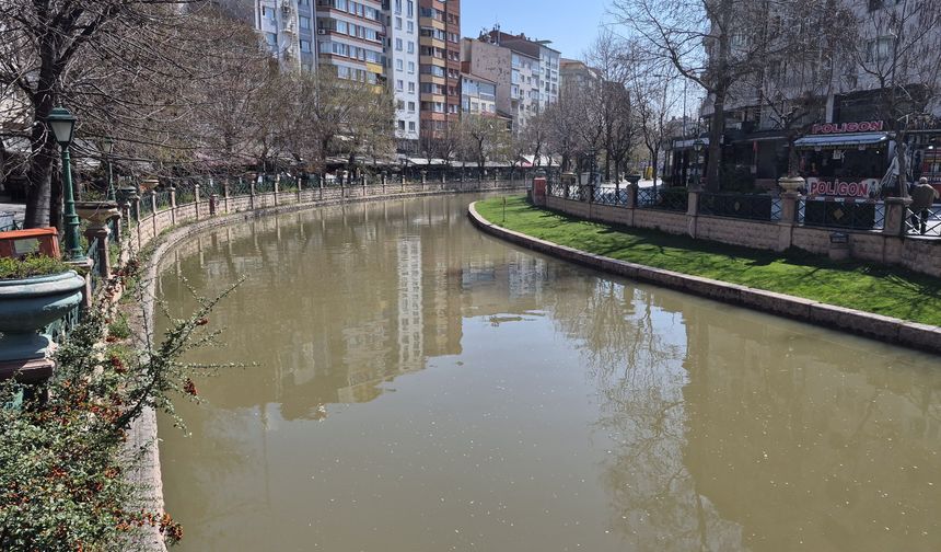 Sağanak Yağış Sonrası Porsuk Çayı Kahverengiye Büründü
