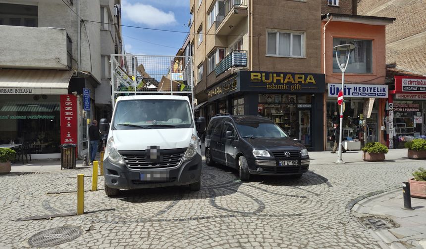 Eskişehir’de dar sokakta hatalı park trafiği felç etti