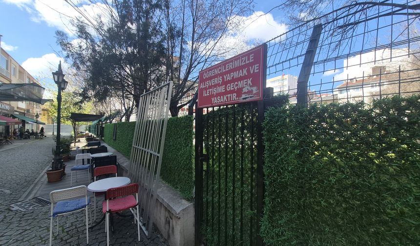 Eskişehir'de Bir Okulun Bahçe Duvarındaki Sert Uyarı Tabelası Dikkat Çekti