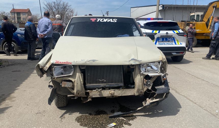 Eskişehir’de ara sokak çarpışması: 4 araç birbirine girdi