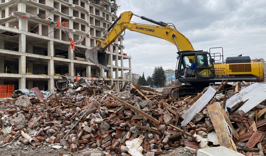 Odunpazarı’nda Çökme Riski Taşıyan Diğer Metruk Bina da Yıkıldı