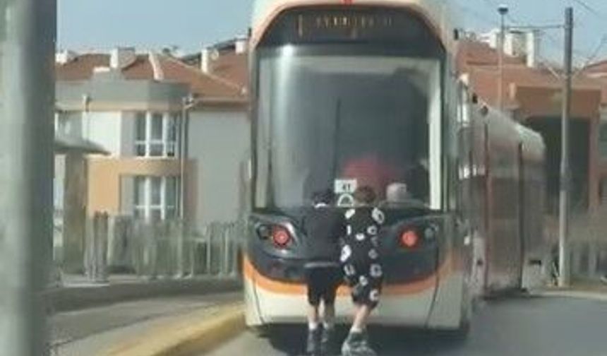 Tramvaya tutunan patenli çocukların tehlikeli yolculuğu kamerada