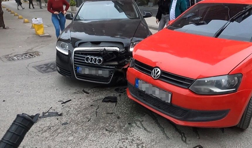 Eskişehir’de İki Aracın Çarpıştığı Kaza Kask Kamerasına Yansıdı