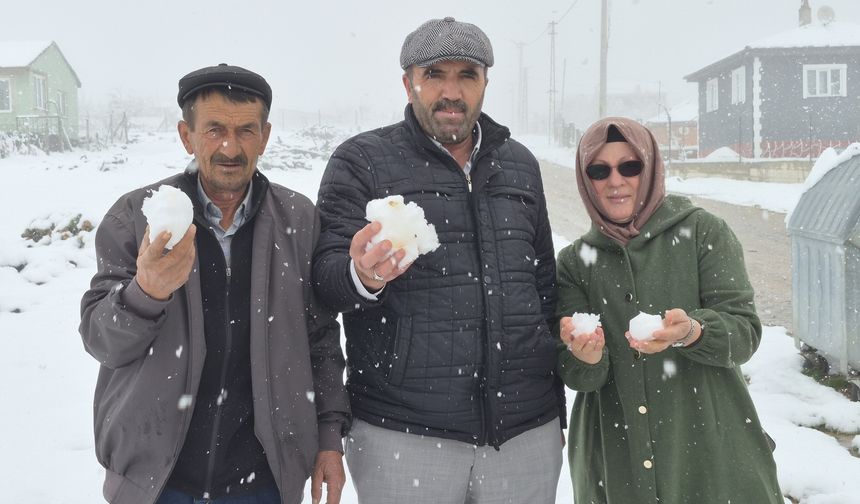 Nisan ayında kış geri döndü! Eskişehir’in o mahallesi beyaza büründü