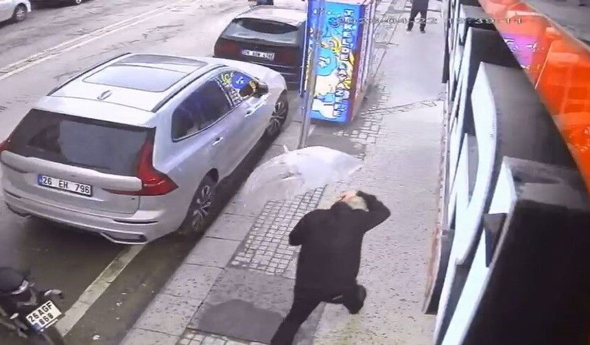 Kaldırımda Yürüyen Adamın Başına Cam Düştüğü Anlar Kamerada