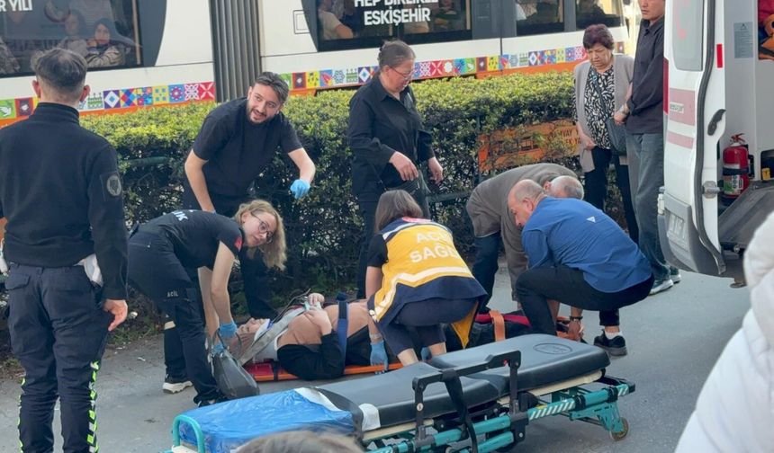 Eskişehir'de Kaldırımda Geri Giden Otomobilin Altında Kalan Yaya Yaralandı