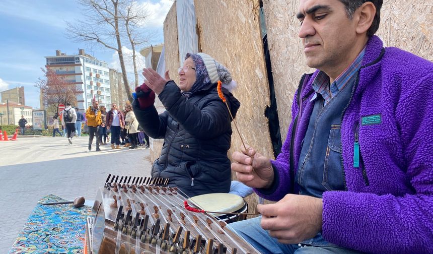 Münevver Şahin Yarım Kalan Hayaline Sokaklarda Kavuştu