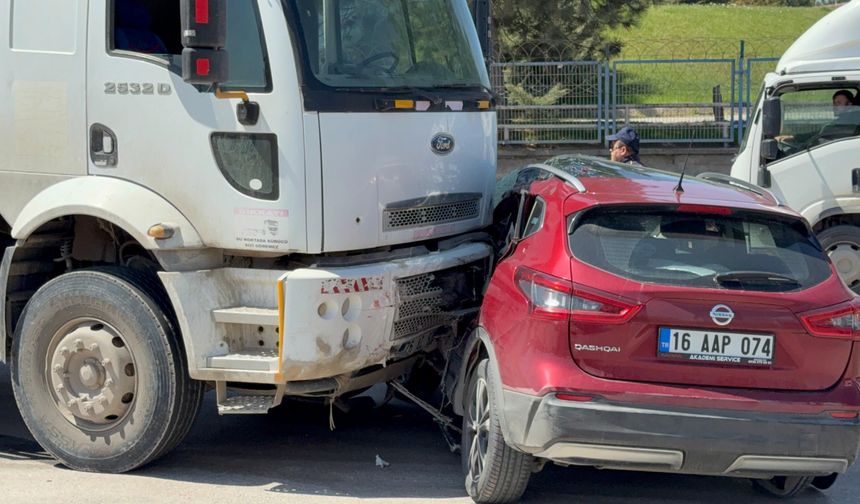 Eskişehir’de Hafriyat Kamyonu Otomobili Önüne Katıp Sürükledi: 3 Yaralı
