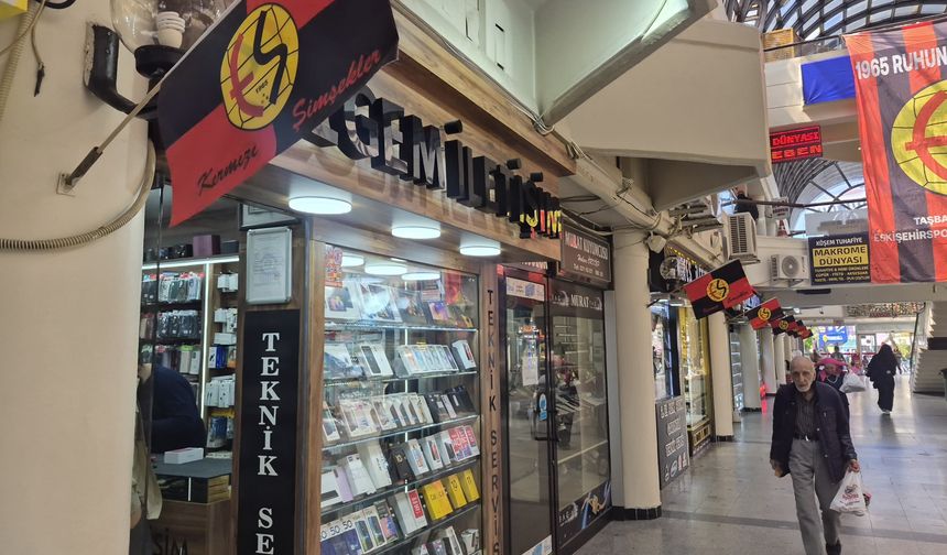 Tarihi Çarşı Siyah-Kırmızıya Büründü