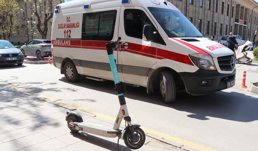 Kıbrıs Şehitleri Caddesi'nde otomobil scootera çarptı