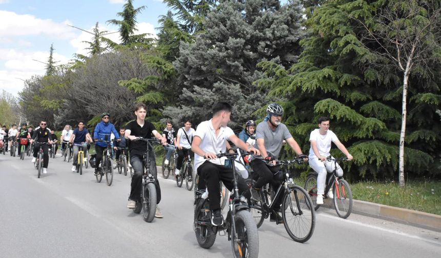 EOSB Teknik Koleji Öğrencileri 19 Mayıs Coşkusunu Pedallayarak Yaşadı