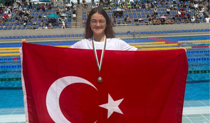 Eskişehirli yüzücü Ecrin Çevik’ten uluslararası şampiyonada bronz madalya