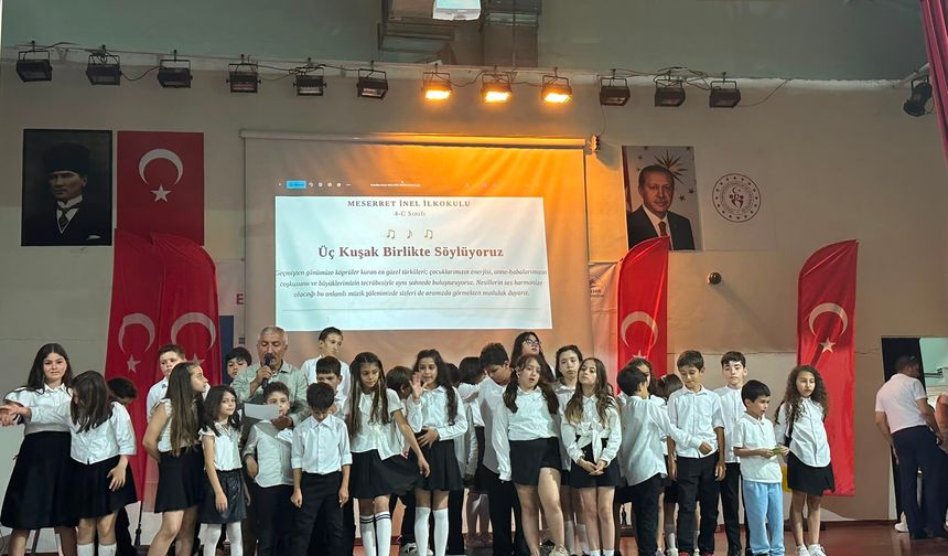 Eskişehir'de üç kuşak aynı sahnede türkü söyledi