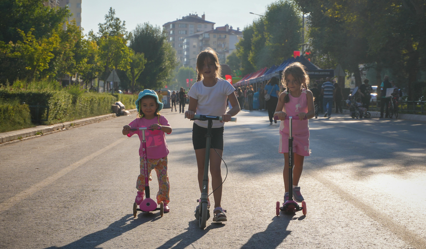 Atatürk Bulvarı Araç Trafiğine Kapatıldı: Eskişehirliler Akın Etti