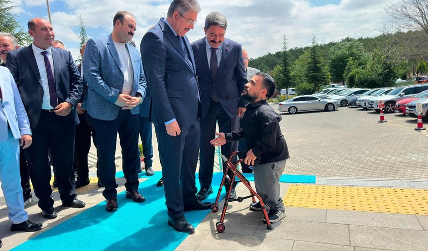 Vali Dr. Erdinç Yılmaz Eskişehir Gençlik ve Spor İl Müdürlüğünü ziyaret etti.