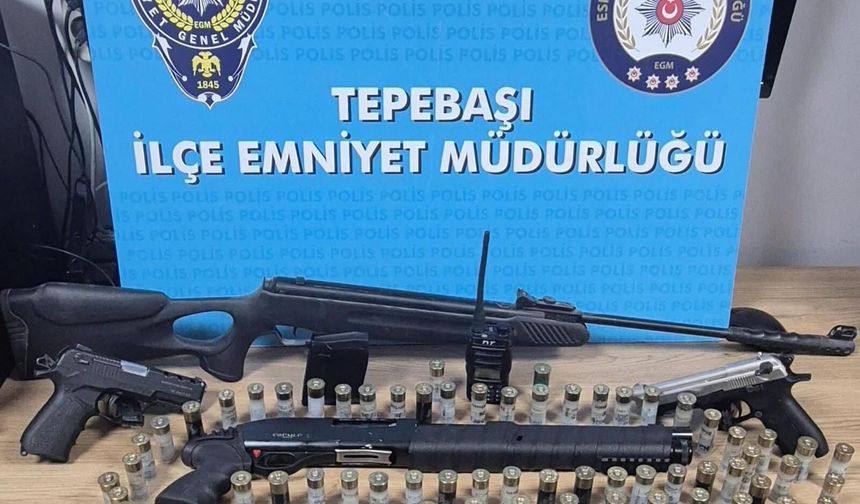 Sosyal medyada silah paylaşan şüphelilerin evinden cephanelik çıktı