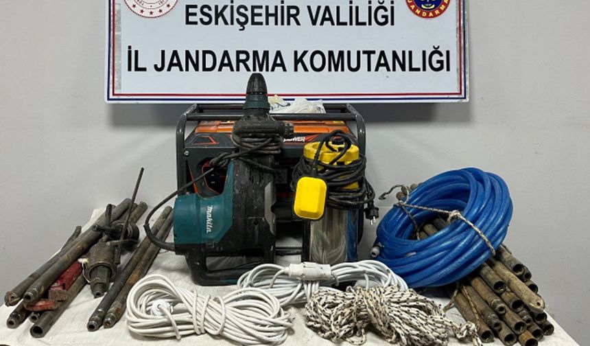 Eskişehir’de define arayan 5 kişi kaçak kazı yaparken yakalandı