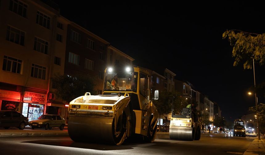 Eskişehir'de Bulvar ve Caddelere Gece Mesaisiyle Asfalt Ayarı