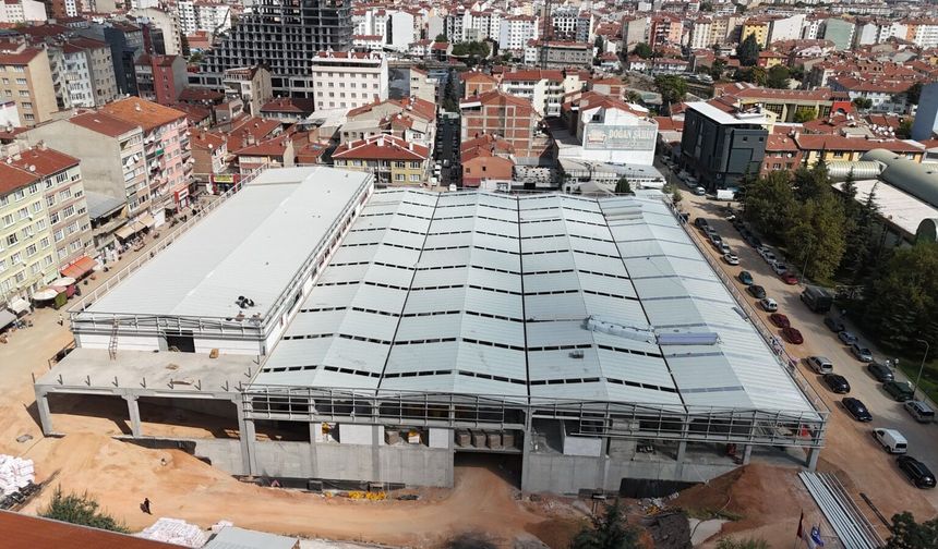 Kurtuluş Kapalı Pazar Yeri İnşaatında Çatı Tamamlandı