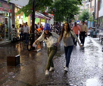 Eskişehir&#039;de sağanak nedeniyle bazı cadde ve sokaklarda su birikintileri oluştu, hazırlıksız yakalananlar iş yerlerine sığındı.