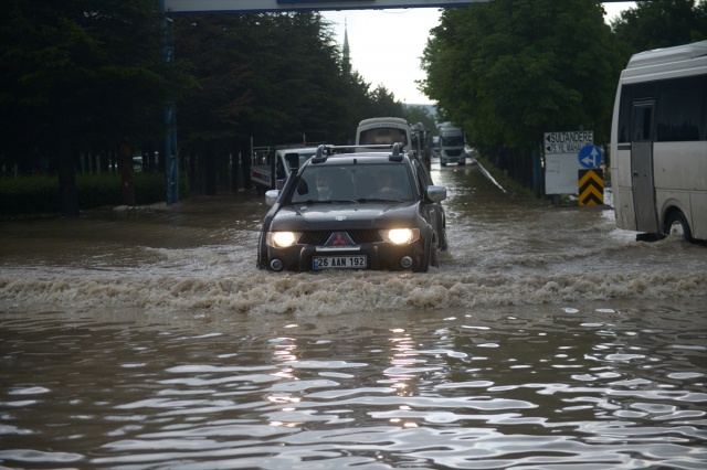 Eskişehir&#039;de öğleden sonra başlayan şiddetli yağış, hayatı olumsuz etkiledi.