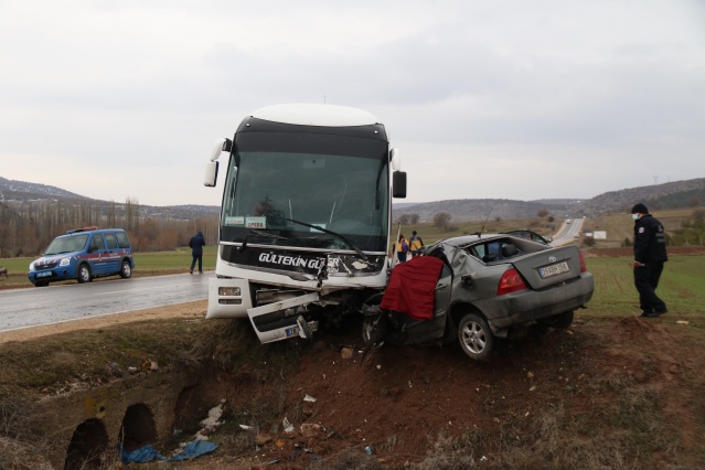 Eskişehir’de işçi servis otobüsü ile otomobilin çarpışması sonucu meydana gelen trafik kazasında 3 kişi öldü, 1 kişi ağır yaralandı. Kazaya giden itfaiye aracının da takla atması sonucu 2 personel yaralandı.