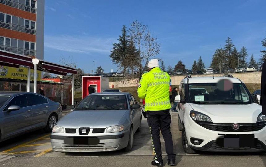 Engelli Park Yerini Mesgul Eden Suruculere Eskisehir Polisi Ceza Yagdirdi (3)