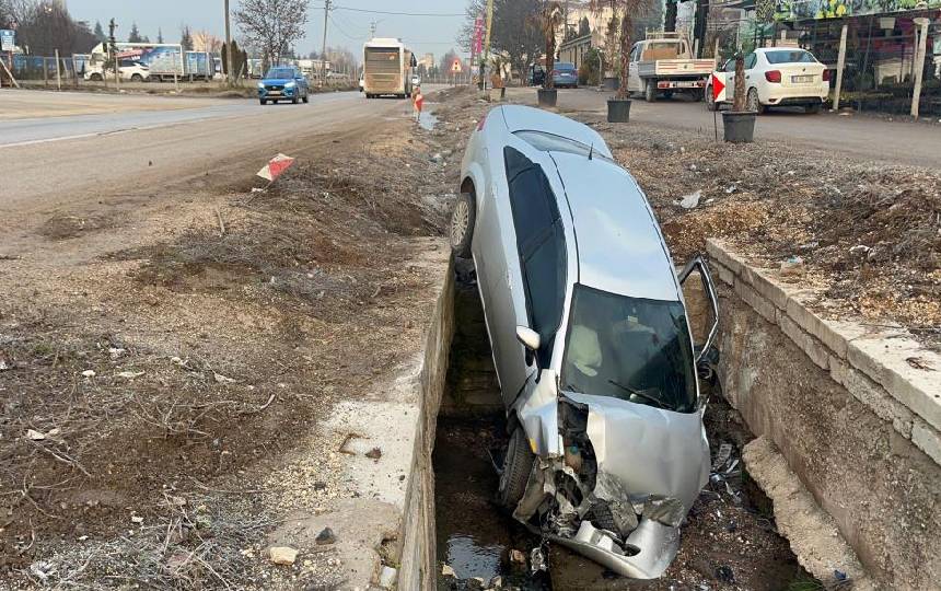 Eskisehir Odunpazarinda Kayganlasan Yol Sebebiyle Arac Kanala Uctu (3)