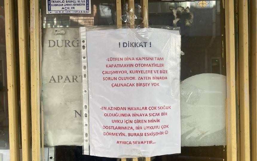 Eskisehirde Apartman Kapisindaki Yazi Dikkat Cekti Burasi Eskisehir (1)