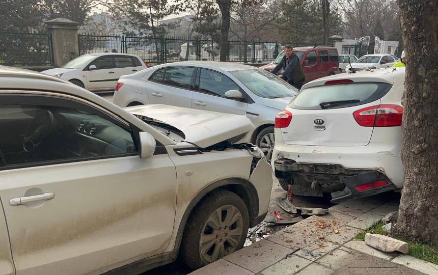 Eskisehirde Trafik Kazasi Kontrolunu Kaybetti Park Halindeki Araca Carpti (2)