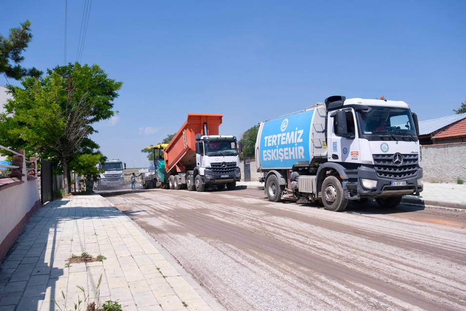 Büyükşehir Belediyesi Mahmudiye ve Çifteler'deki yol çalışmalarını tamamladı