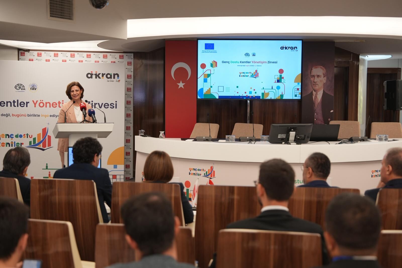 Ankara'dan ödülle dönen Ayşe Ünlüce bu gururun Eskişehir'e ait olduğunu söyledi