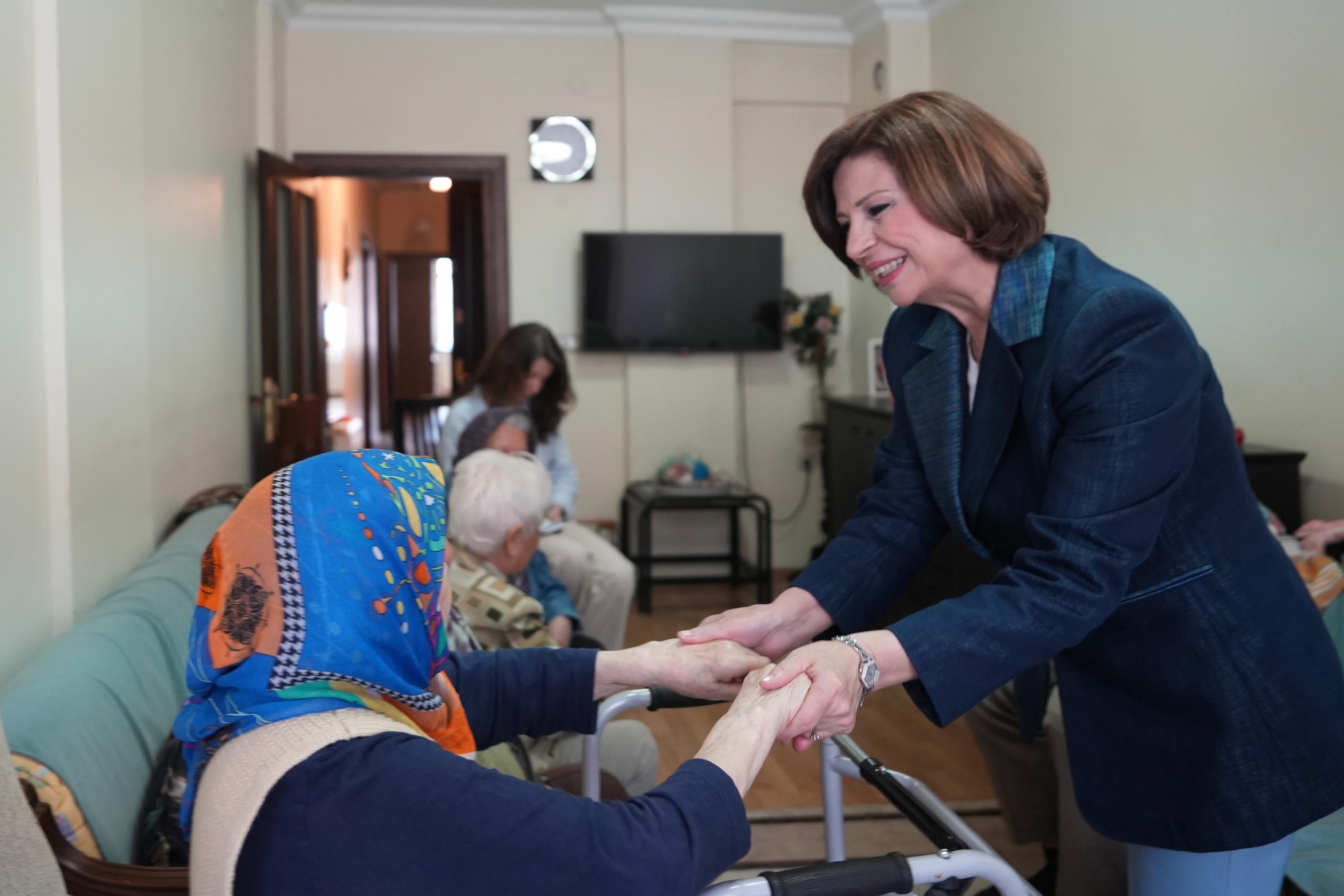 Ayşe Ünlüce mahalle sakinlerinin evlerine konuk oldu