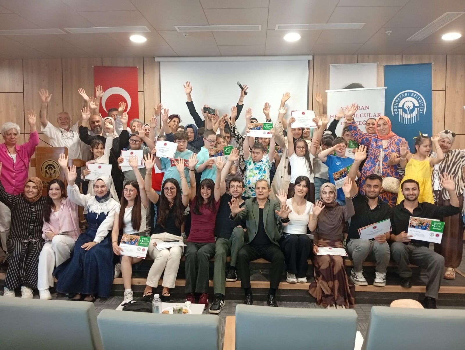 Down sendromlu hentbolcuların 3 yıllık azmi sertifikayla taçlandı