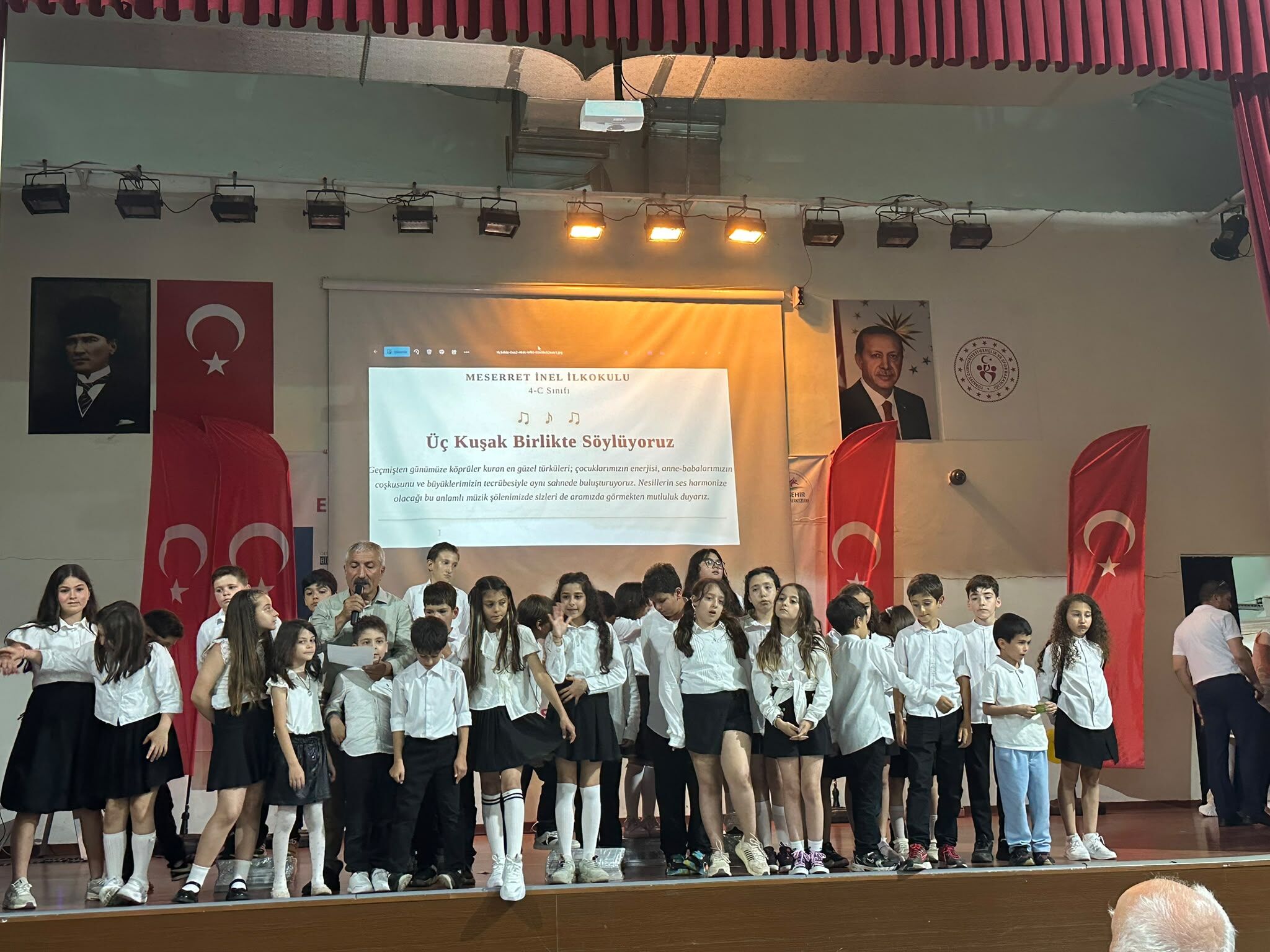 Eskişehir'de üç kuşak aynı sahnede türkü söyledi