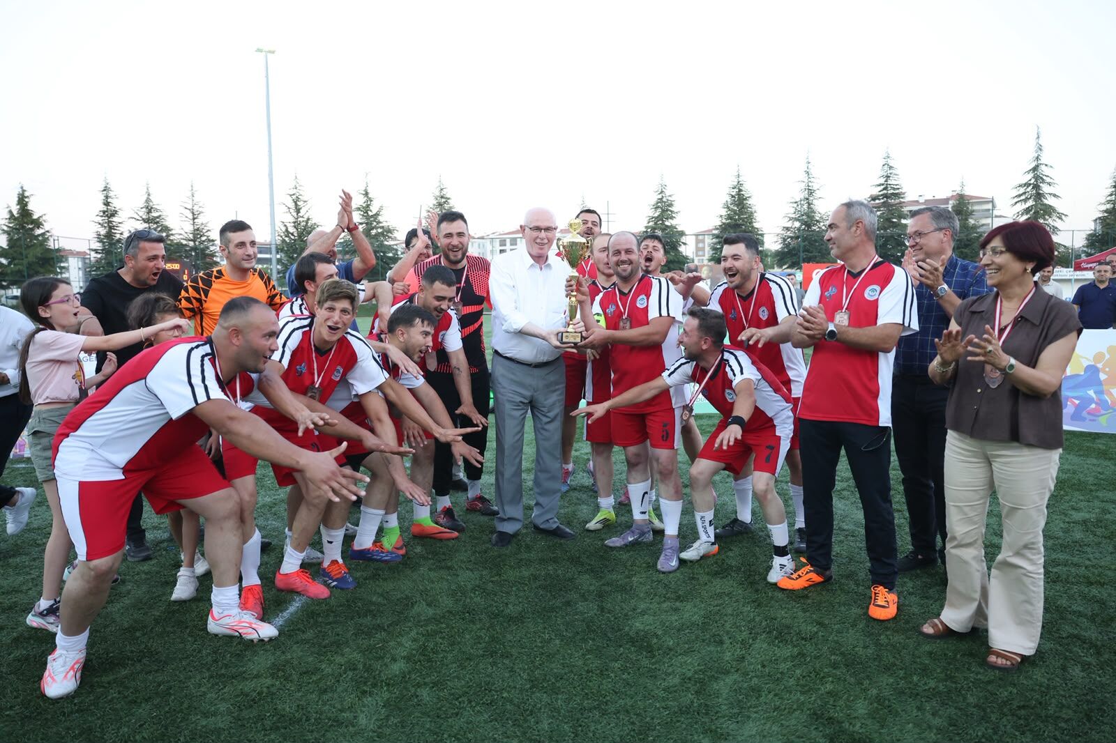 Odunpazarı Belediyesi futbol turnuvasında şampiyon Park ve Bahçeler oldu