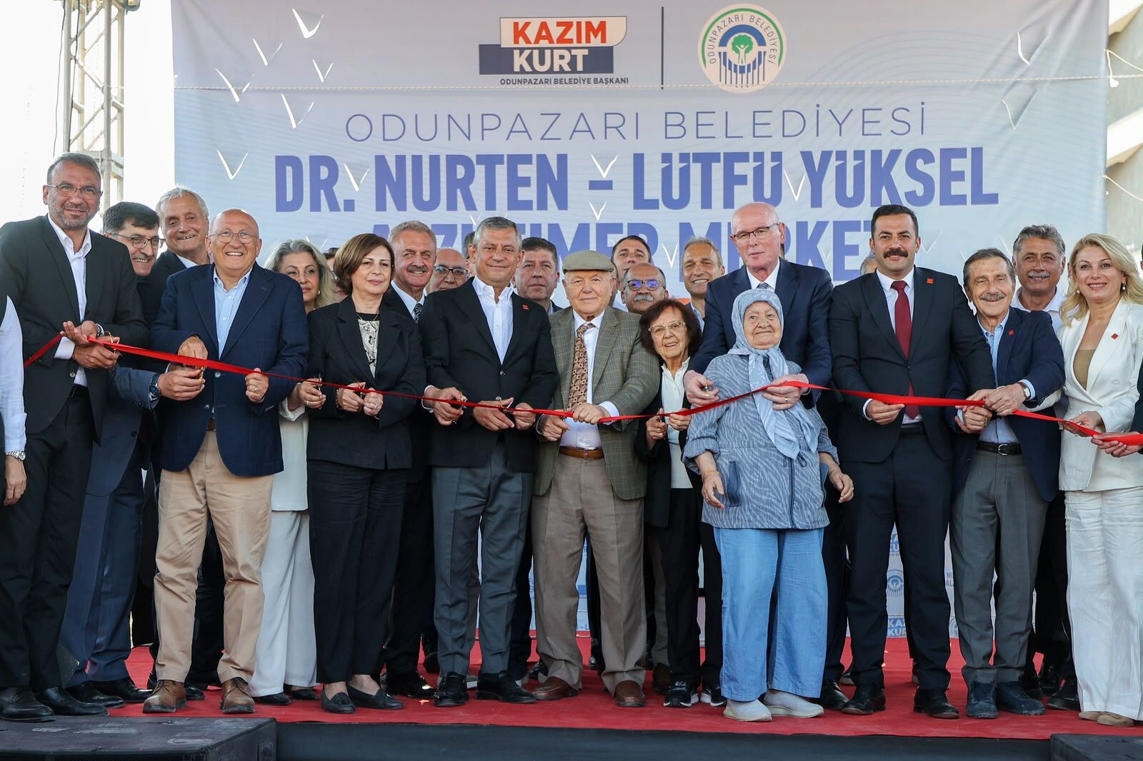Odunpazarı Belediyesi modern Alzheimer merkezini Özgür Özel’in katılımıyla açtı