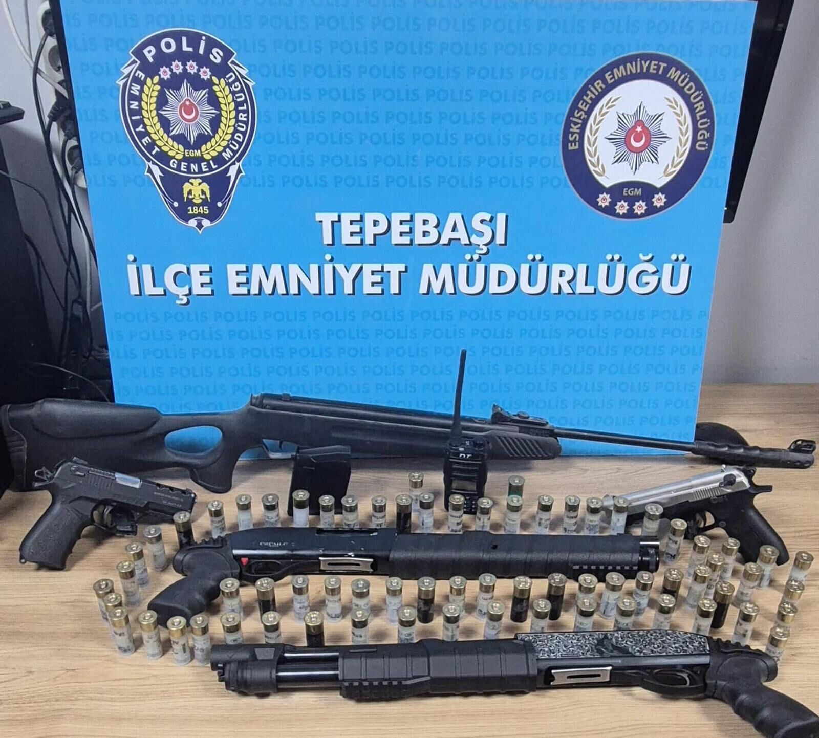 Sosyal medyada silah paylaşan şüphelilerin evinden cephanelik çıktı