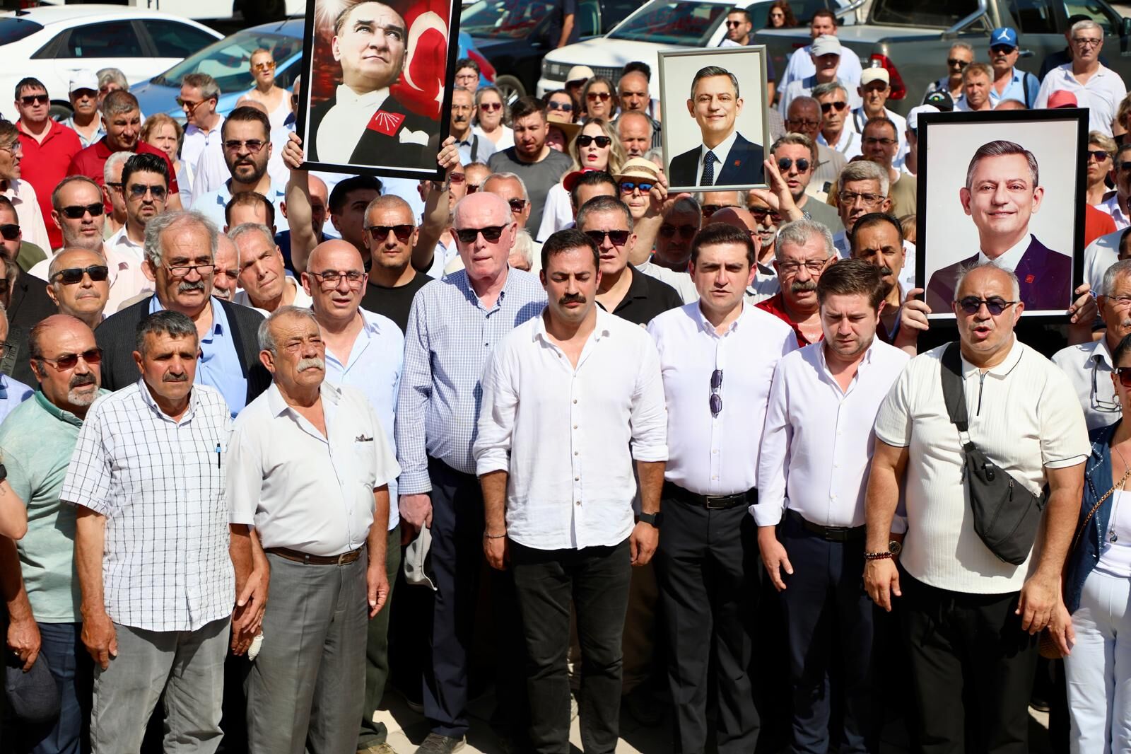 Talat Yalaz CHP İl binasının anahtarını seçim kurulu kapısına astı