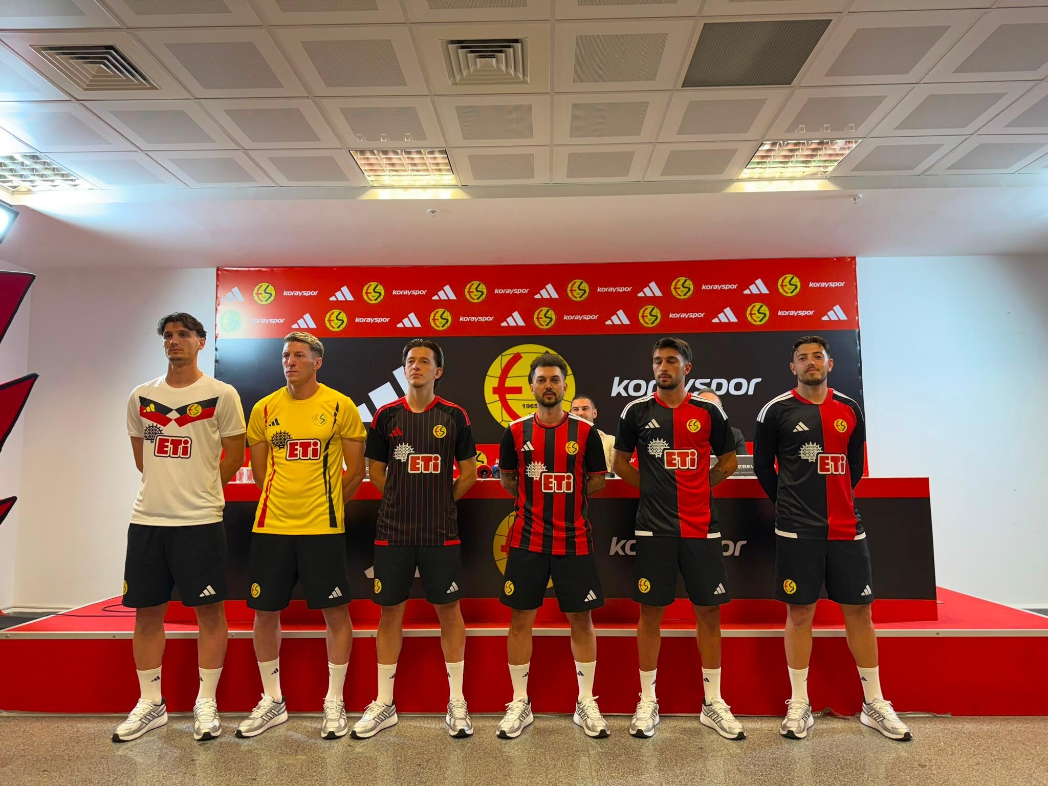 Eskişehirspor Yeni Sezon Formalarını Tanıttı: İşte 5 Yeni Tasarım