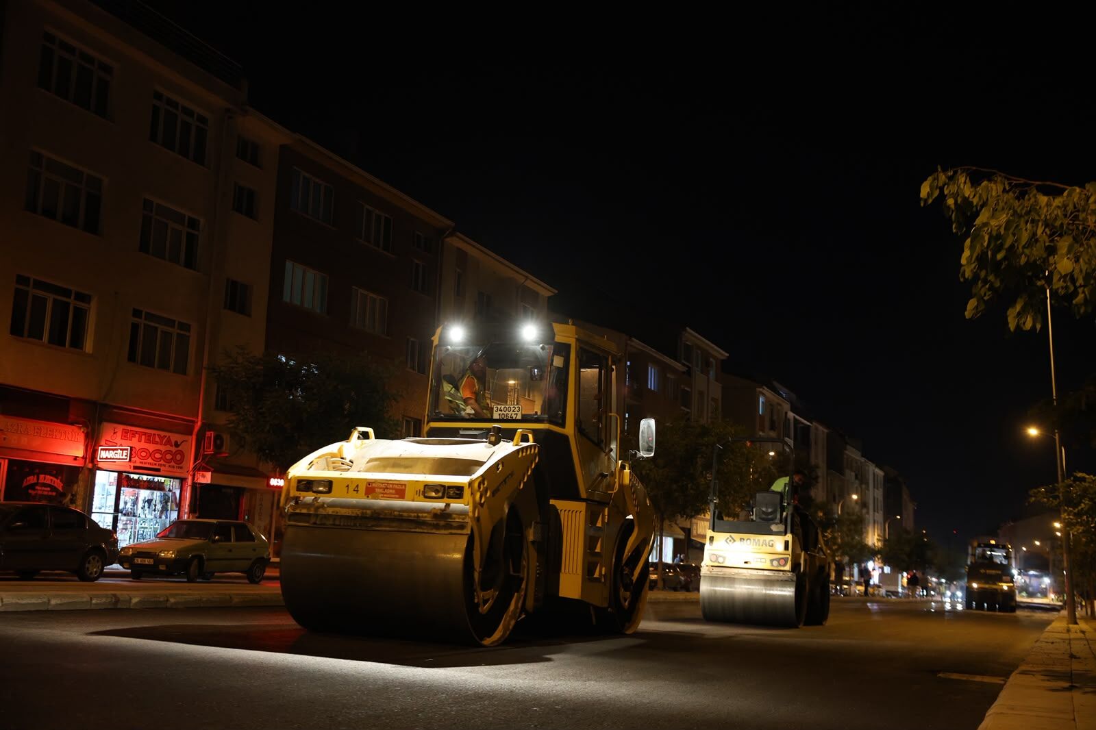 Eskişehir'de Bulvar ve Caddelere Gece Mesaisiyle Asfalt Ayarı