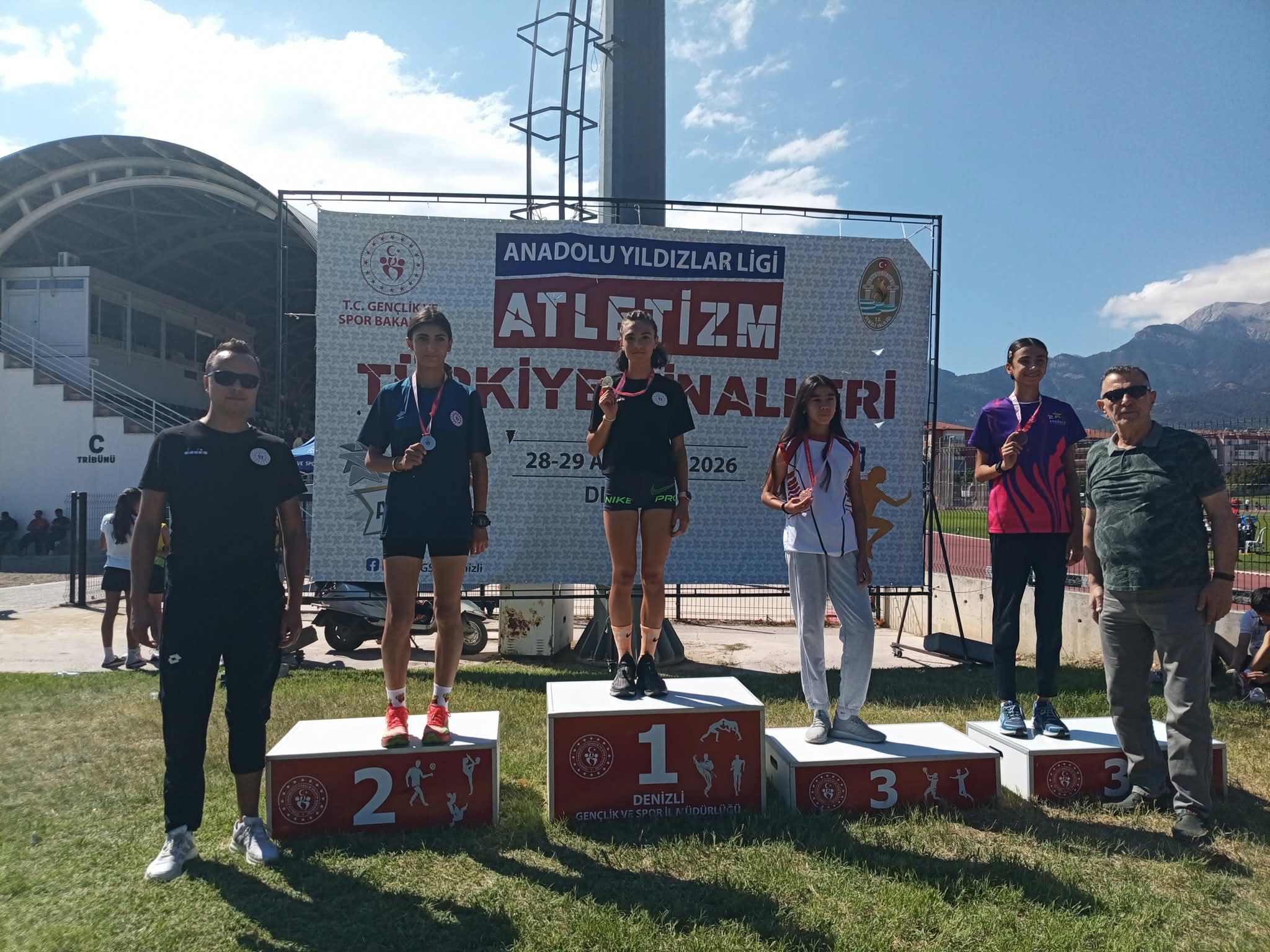 Eskişehirli Atlet Berra Kaya 800 Metrede Türkiye Şampiyonu Oldu